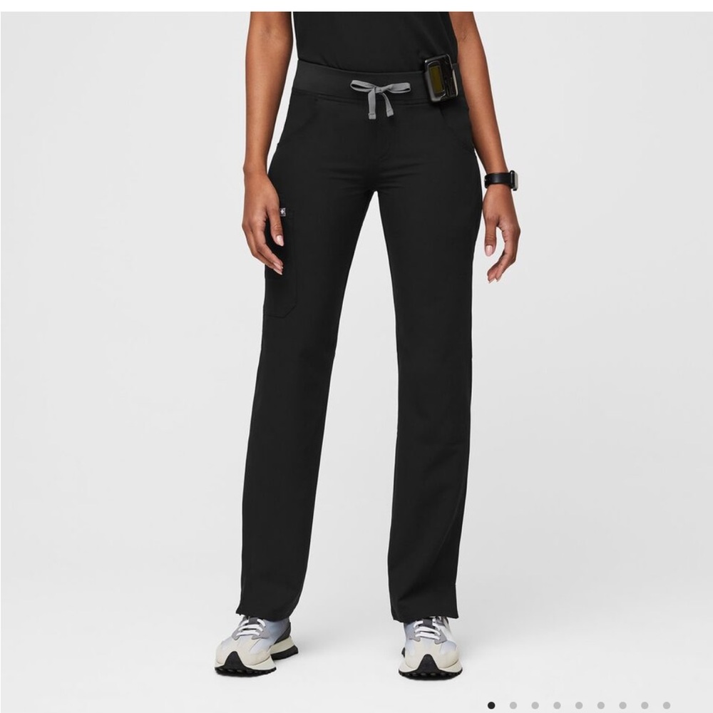 FIGS Women's Black Kade™ - Petite Cargo Scrub